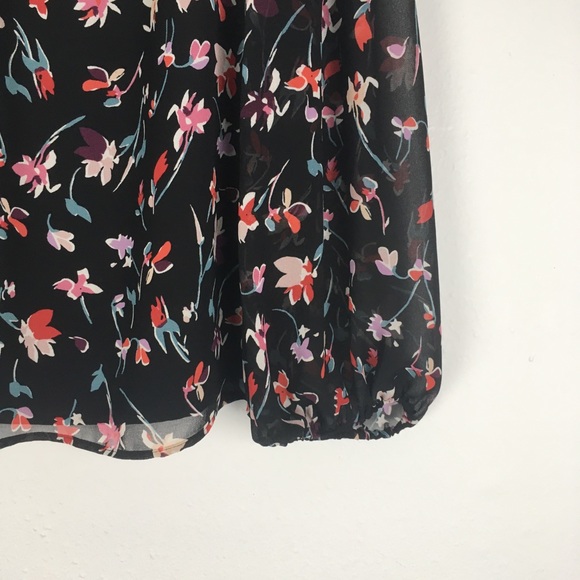 Madewell Shirred-Sleeve V-Neck Top in Drifting Flowers - Picture 4 of 9